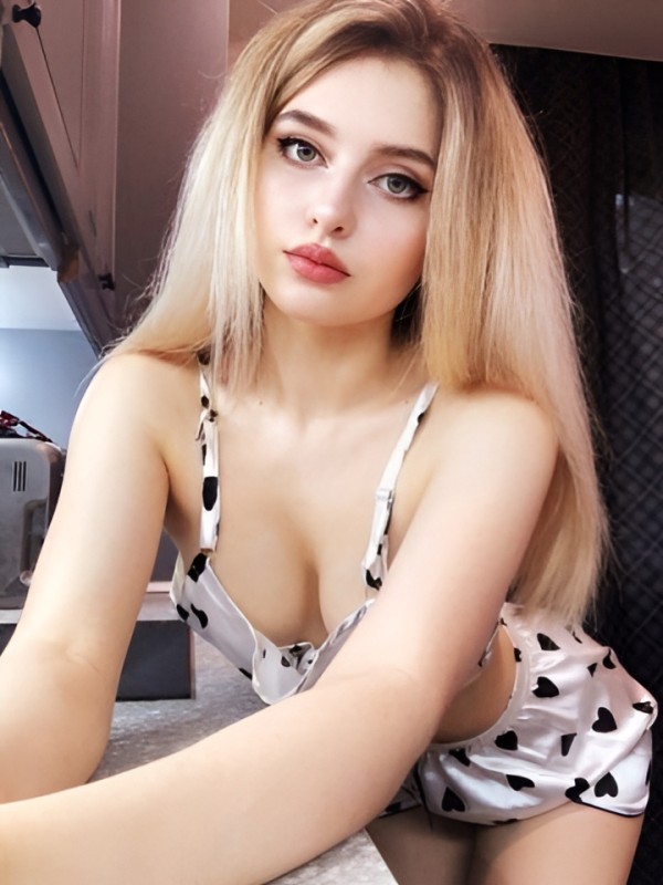 Надя привлекательная девушка из Новоазовска цена от 3000 руб